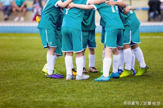 何超欣分享四代同堂的珍贵全家福，梁安琪母亲温和可亲
